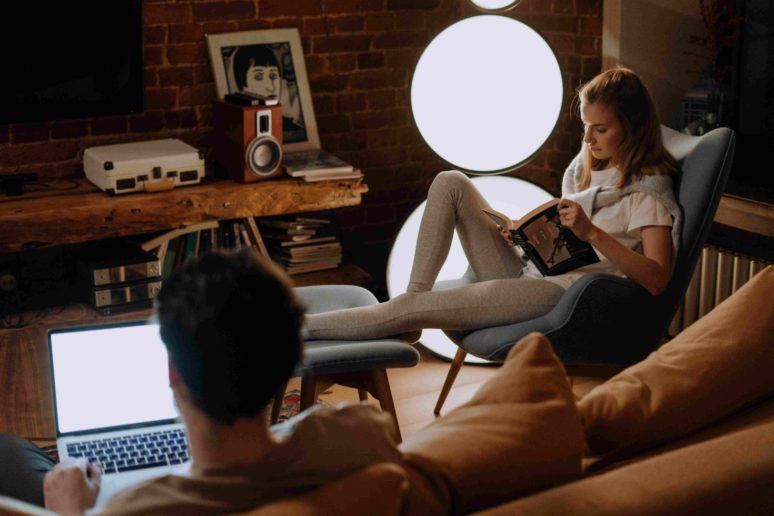 Nowe trendy na rynku pracy nadal obejmują pracę zdalną ale często pracownicy wracają do biur.